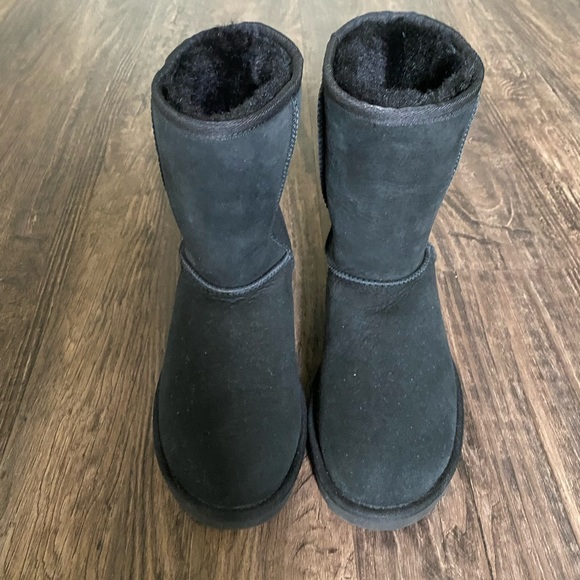 UGG Women’s Classic Short Black Boot Size 6 - Picture 2 of 7